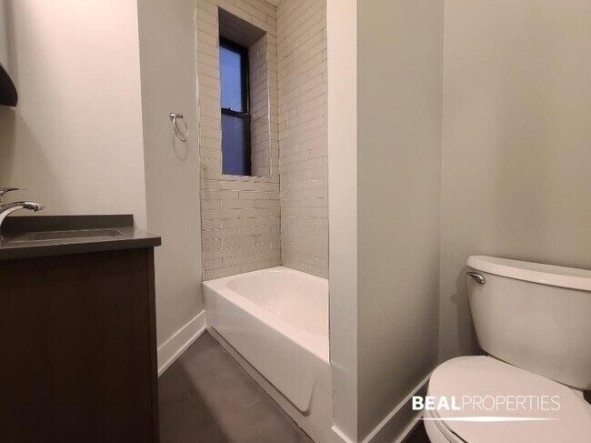 Building Photo - 2 bedroom in CHICAGO IL 60657