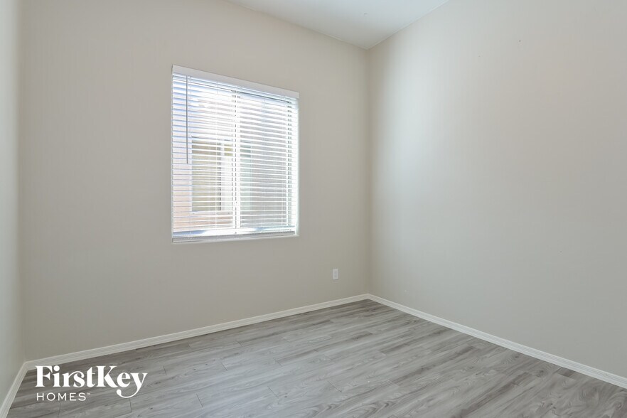 Building Photo - 8551 N Rolling River Dr