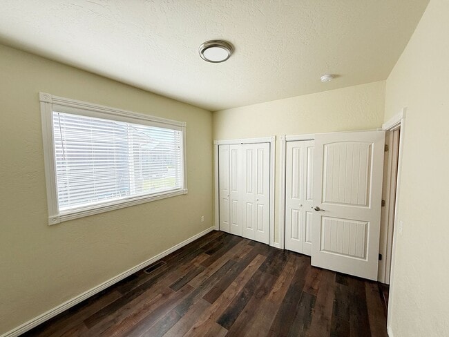 Building Photo - Sigle Family in East Valley