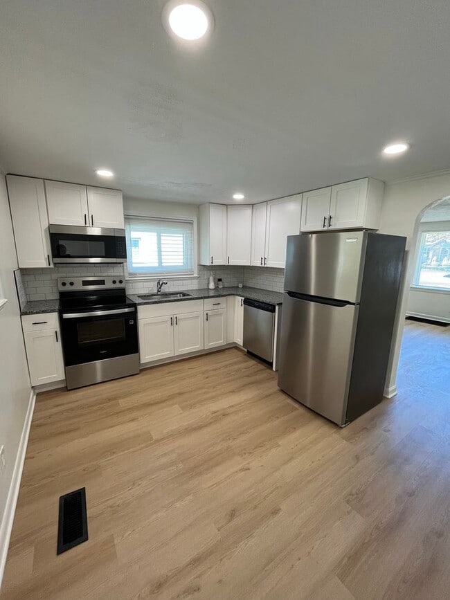 Building Photo - Newly Renovated 3 Bedroom, 2 Bathroom Home