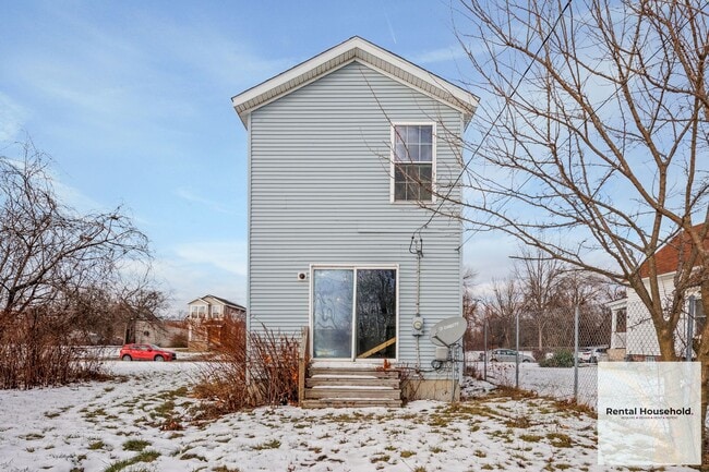 Building Photo - Completely Redone 3 Bed 1.5 Bath Rental!