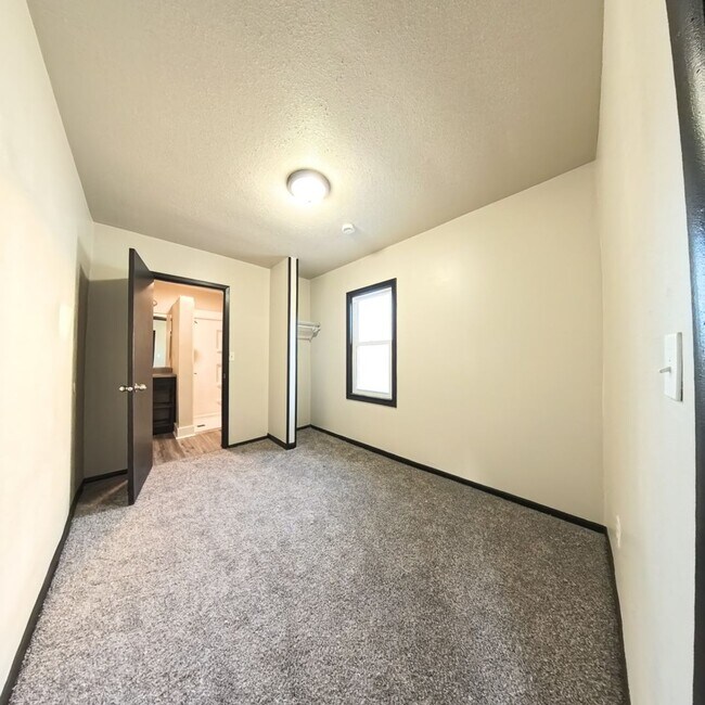 Building Photo - 2 Bedroom 1 Stall Garage East Side Home for Rent