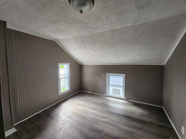 Building Photo - Five Bedroom Single Family Home!