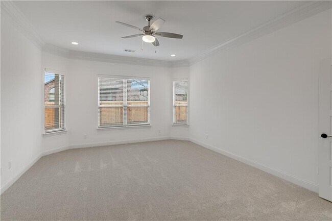 Building Photo - 1600 SW Montrose Ave