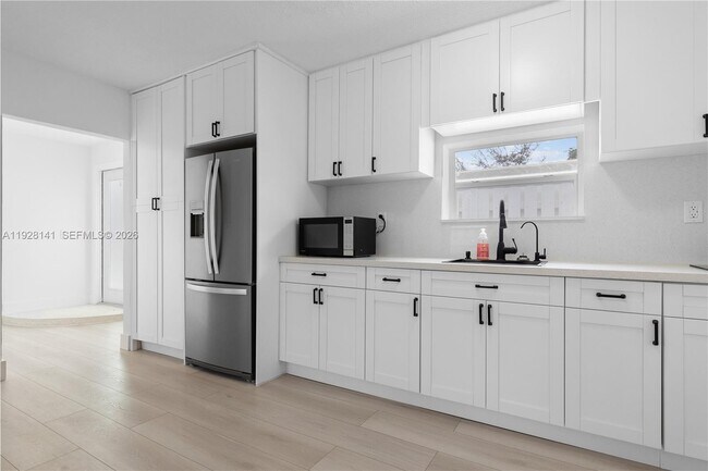 Building Photo - 880 Oriole Ave