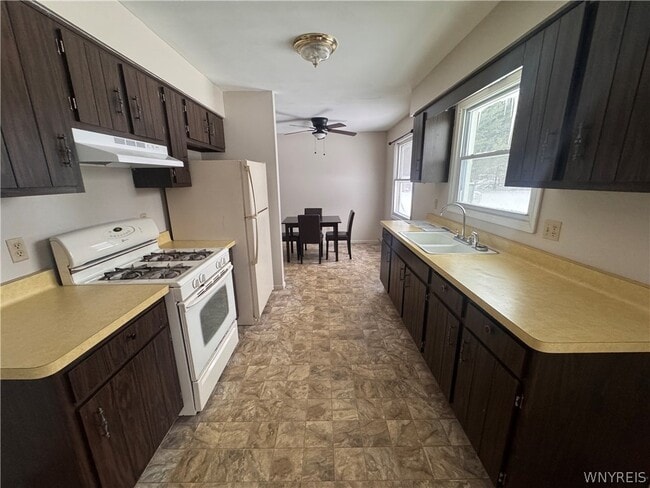 Building Photo - 10035 Creek Rd