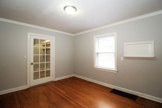 Building Photo - 707 E 72nd St