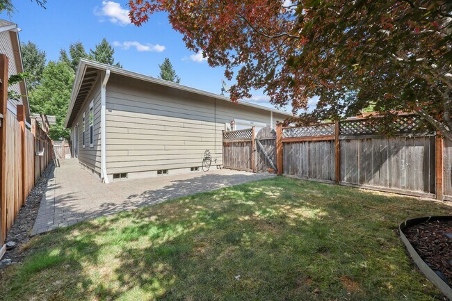 Building Photo - MOVE IN READY! 2 bed, 2 bath townhouse. No...