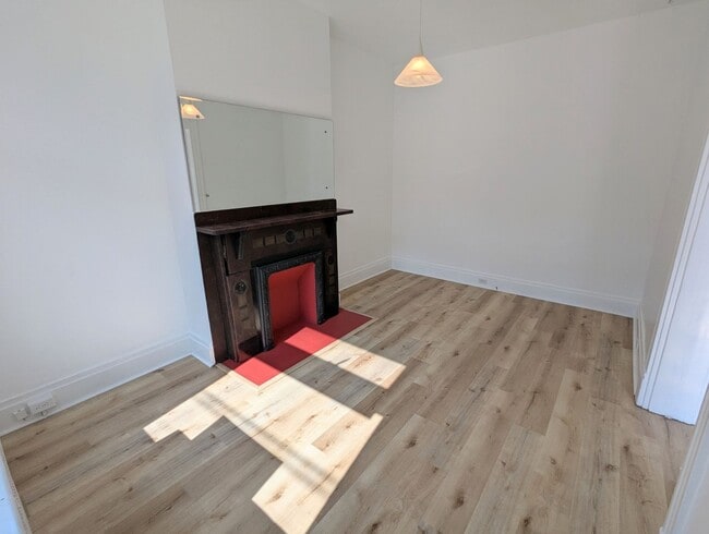 Building Photo - 4 Bedroom 1 Bathroom Single Family Home in...