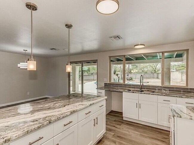 Building Photo - 4BR w/ Pool + Covered Patio in Tucson 85704