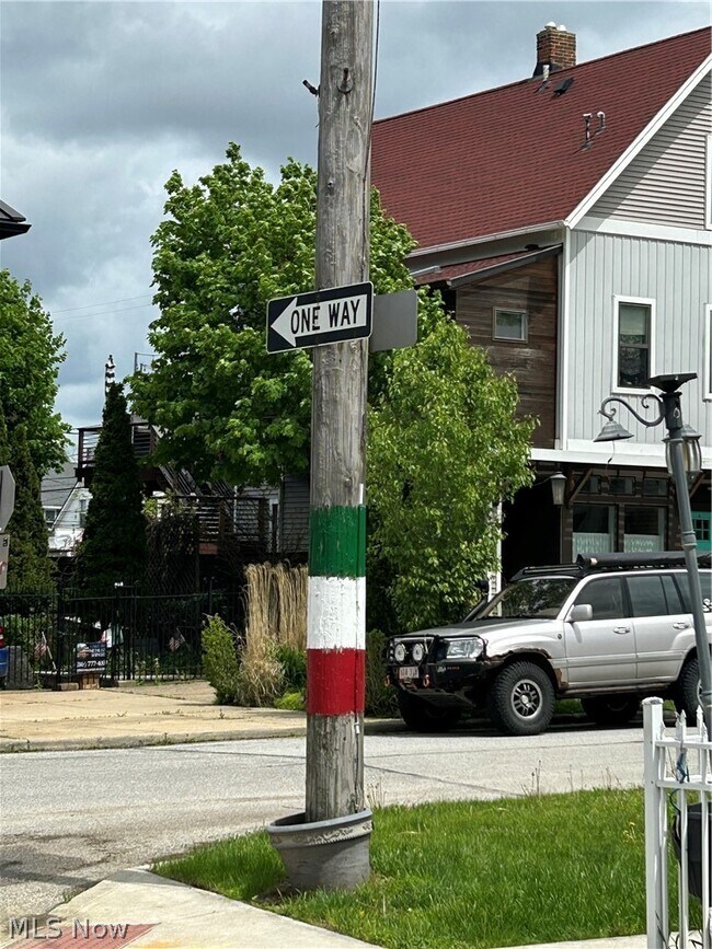 Building Photo - 1311 W 69th St