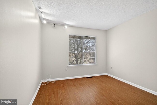 Building Photo - 70 Hampshire Dr