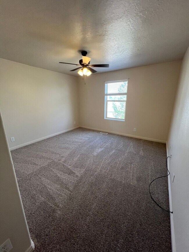 Building Photo - Oversized Townhome in Town!