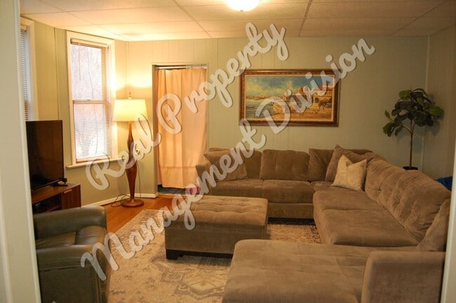 Building Photo - 3 Bed / 1.5 Bath Home | Huge Yard | Screened Front Porch | 2-Car Garage