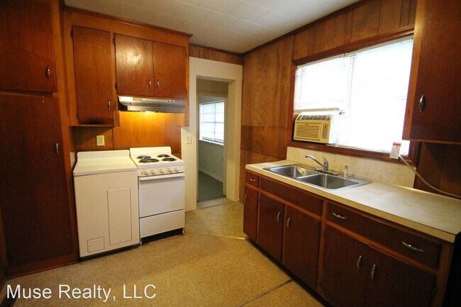 Building Photo - 1 br, 1 bath House - 556 1/2 Flint Street