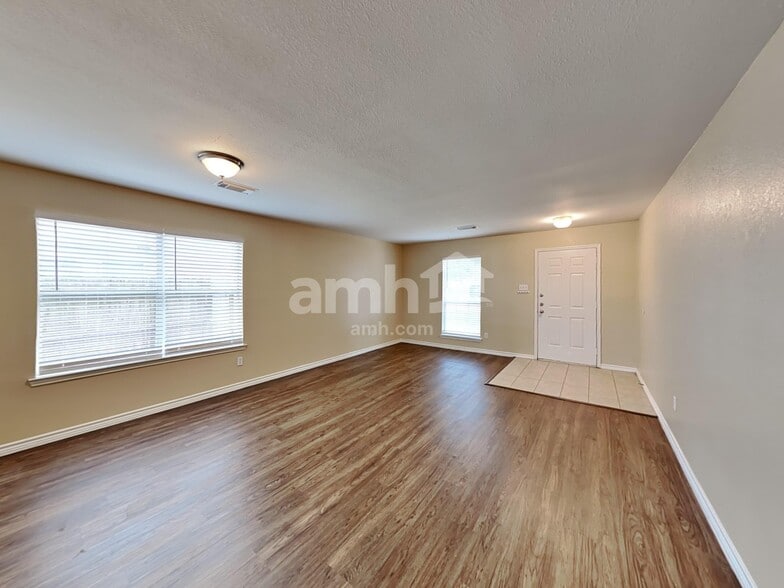 Building Photo - 226 Golden Oak Dr