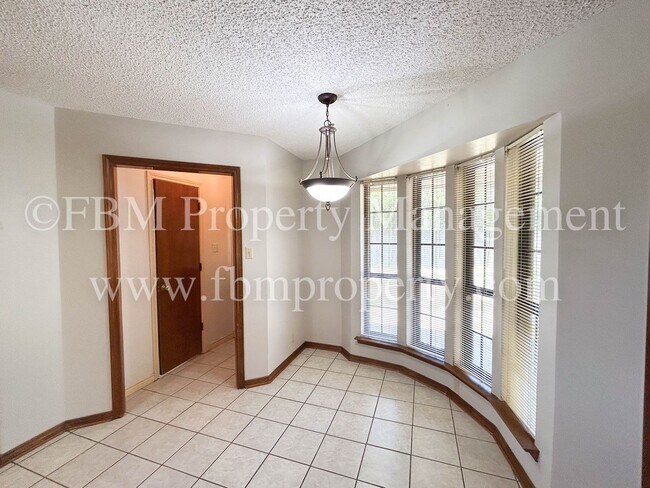 Building Photo - 103 Oak Creek Ct