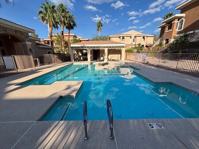 Building Photo - Beautiful 2Bed/2Bath Condo located in the ...