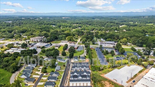 Building Photo - 105 Remount Way