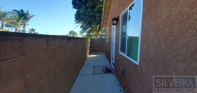 Building Photo - Private 2 Bedroom Unit