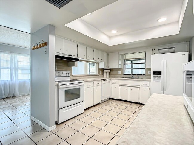 Building Photo - 5576 W Pine Cir