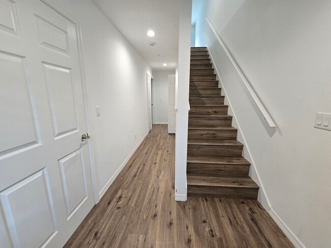 Building Photo - Beautiful 2 bed/ 2 bath Townhome w/ Balcony, Garage & Community Pool