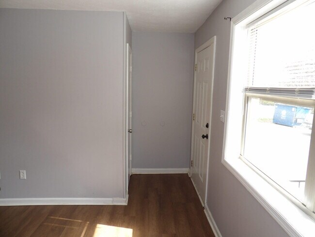 Building Photo - 902 Plaza Dr