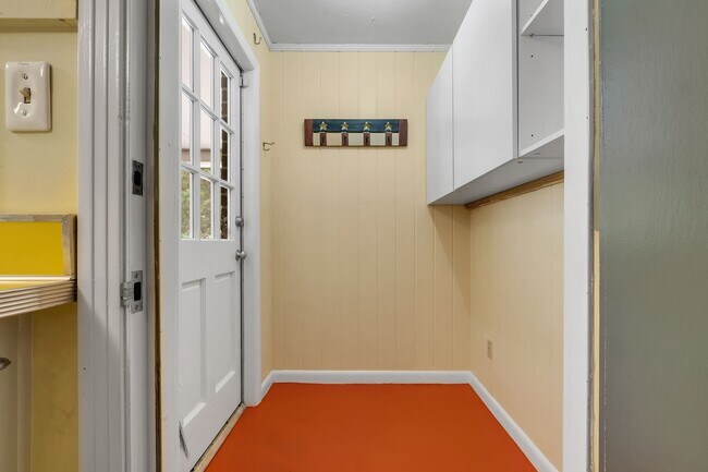 Building Photo - Stunning 3 Bedroom 2 Bathroom Mid-Century ...