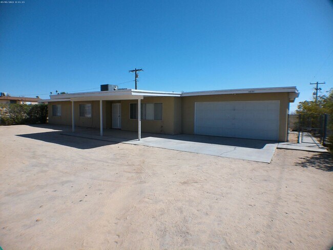 Primary Photo - Newly Remodeled Large 3 Bedroom 2 Bath Home