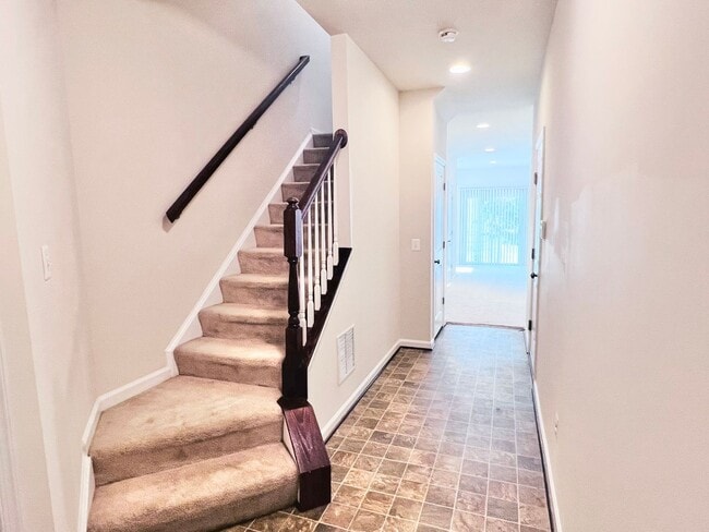 Building Photo - STAFFORD - 3 BEDROOM TOWNHOUSE - WOODSTREAM