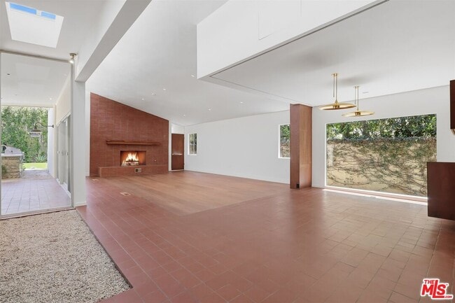 Building Photo - 444 S Windsor Blvd