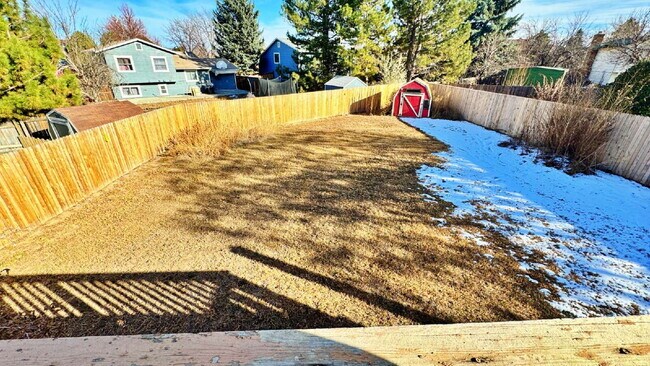 Building Photo - Large Deck & Fenced Backyard in this Lovely 3 Bed 2 Bath 2 Garage Home in Stone Ridge Park!!