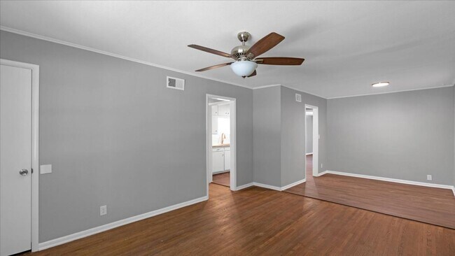 Building Photo - Move in special / $800 first moths rent