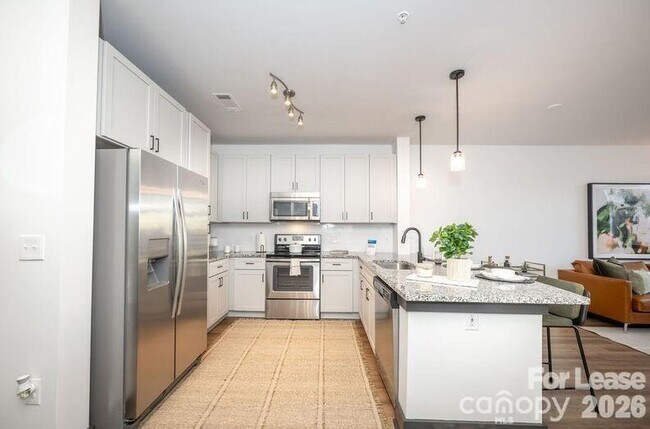 Building Photo - 425 W Trade St