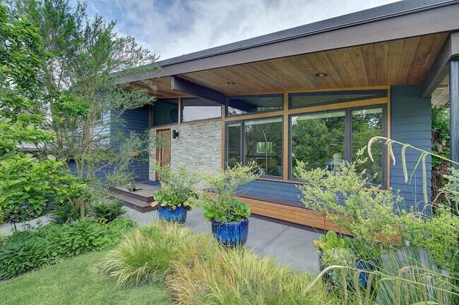 Building Photo - 4Bd/2.5Ba Seattle Home