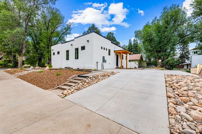 Building Photo - 669 E 8th Ave
