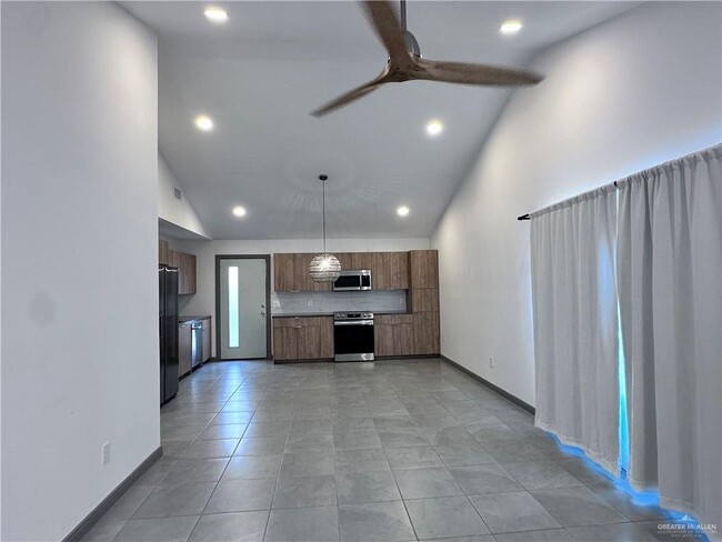 Building Photo - 1308 E Iris Ave