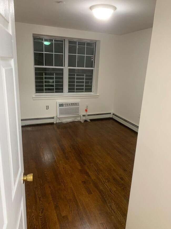 Master bedroom that can fit a king size bed, dresser and 2 nightstands - 189A W Kingsbridge Rd