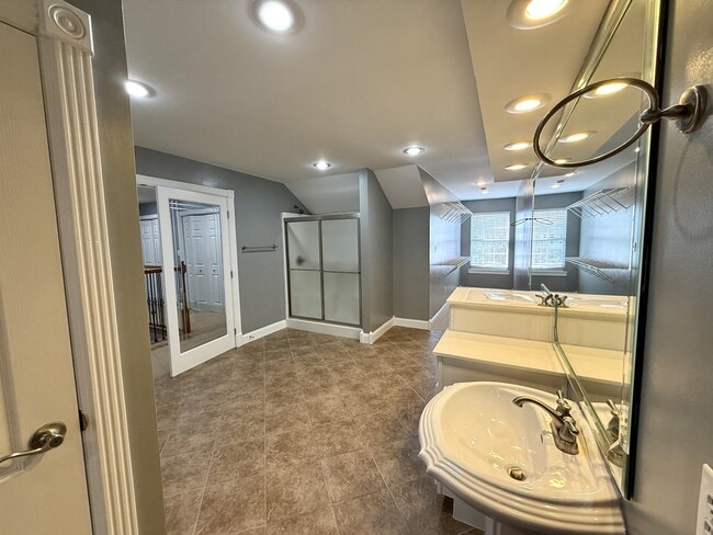 Building Photo - 98 Melrose Dr