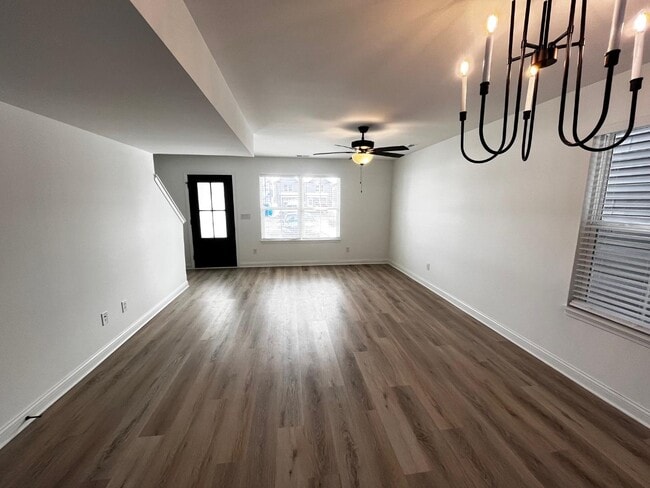 Building Photo - 2065 Aster Dr