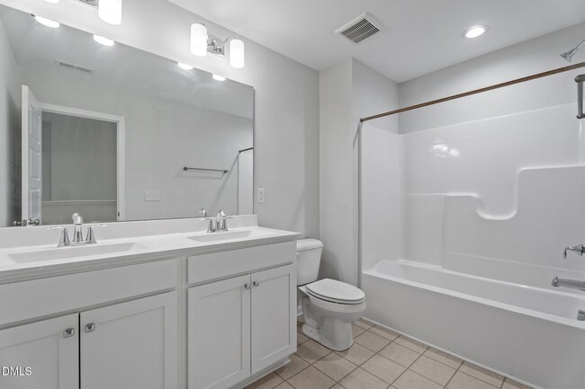 Building Photo - 745 Putney Hl Rd