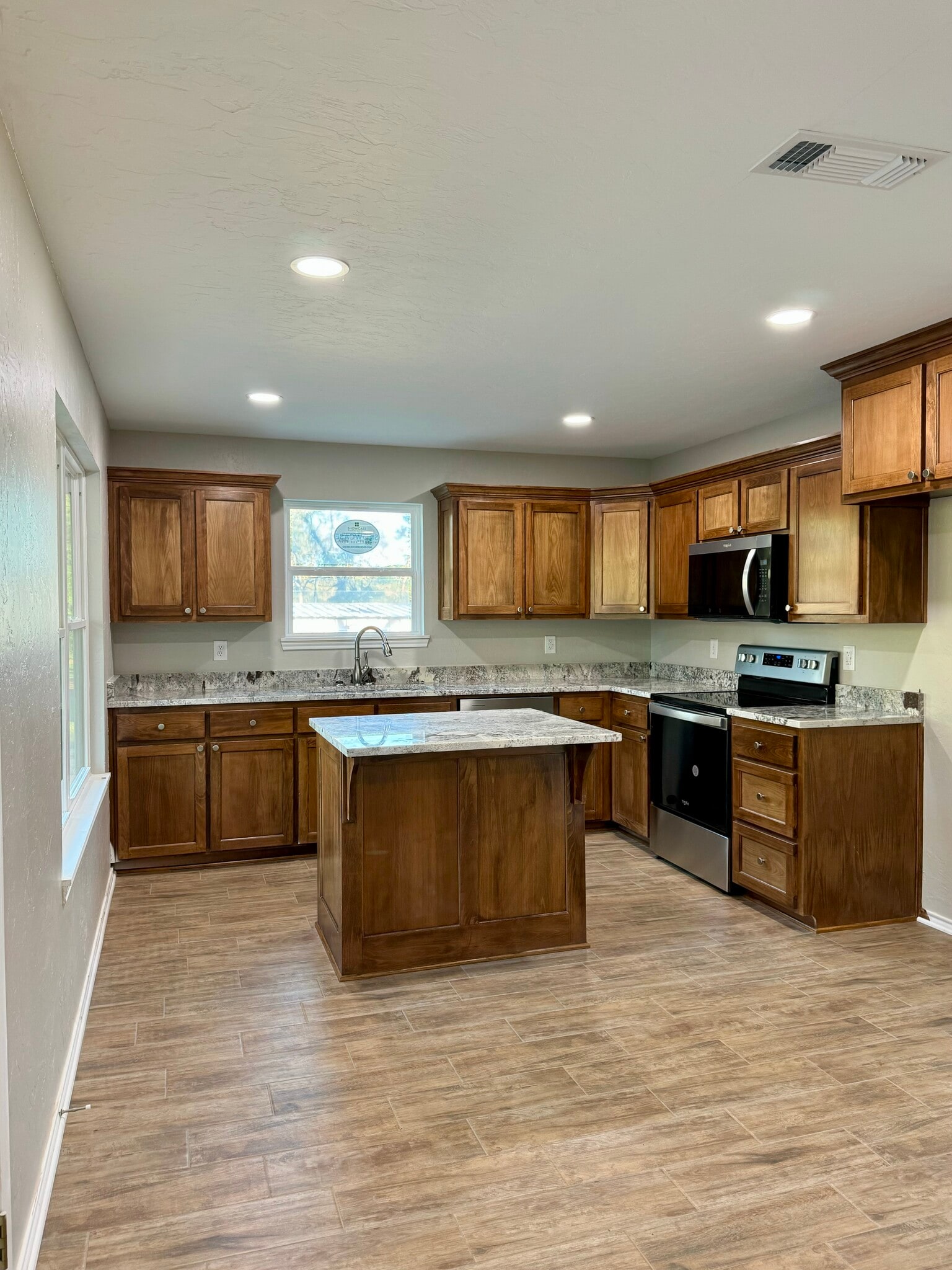 Building Photo - 203 Crestview