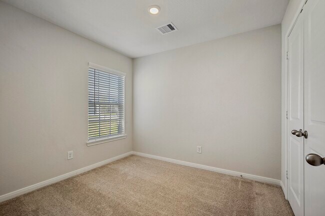 Building Photo - 15866 Berry Hl Dr