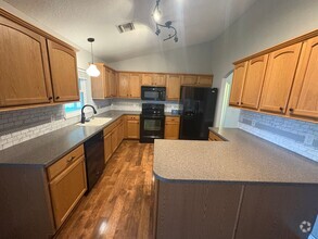 Building Photo - Grand Island 3/2 w/ Enclosed Backyard & Patio