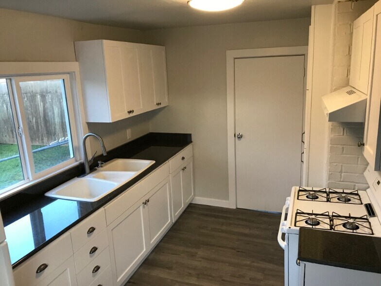 Building Photo - 1002 Naval Ave