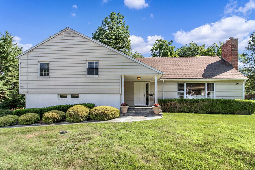 Front - 25 Tamarack Way