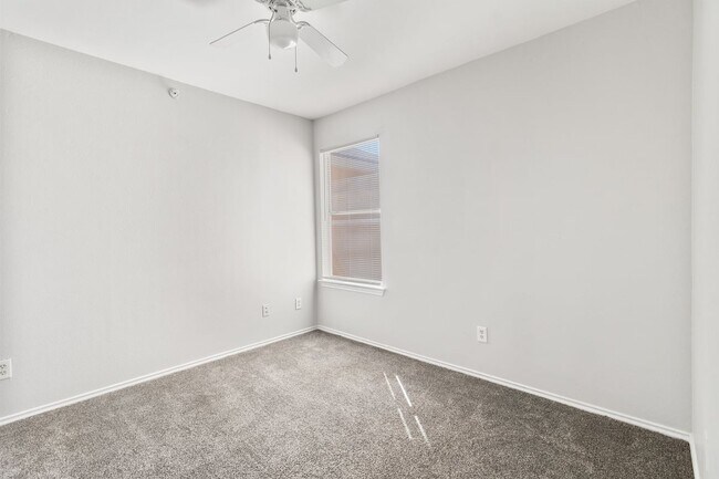 Building Photo - 10714 Mathom Landing