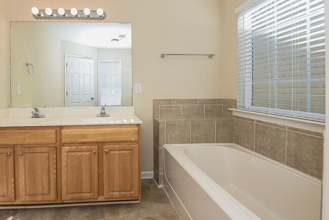 Building Photo - 110 Cessna Dr