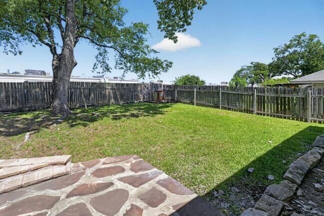 Building Photo - 8602 Colonial Dr