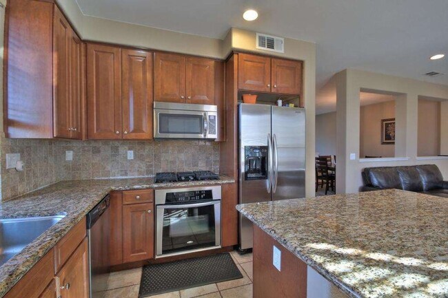 Building Photo - Beautifully Updated Union City Townhome w/ Community Amenities & Vaulted Ceilings